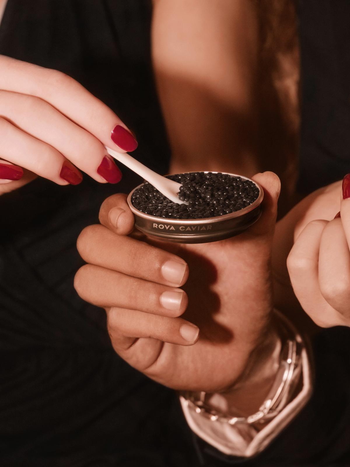 Dégustation d'une boîte de caviar à deux