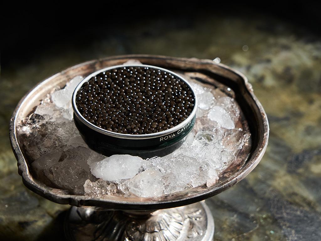 Bouchée apéritive service sur coupelle en nacre avec coupe de champagne