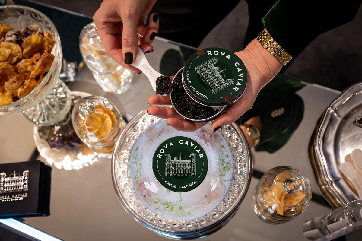 Dégustation d'une boîte de caviar Rova avec une commode miroir