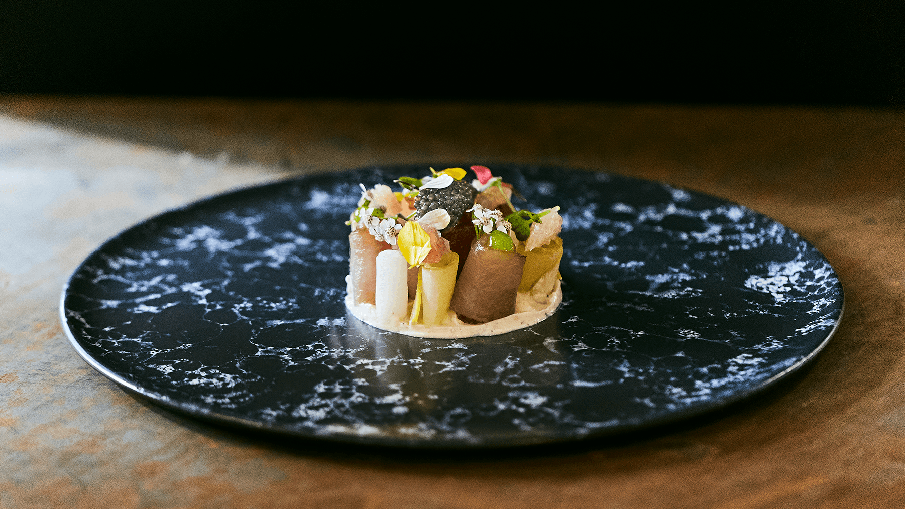 Boîte de caviar Shipova aux teintes claires ouverte sur lit de glaçon