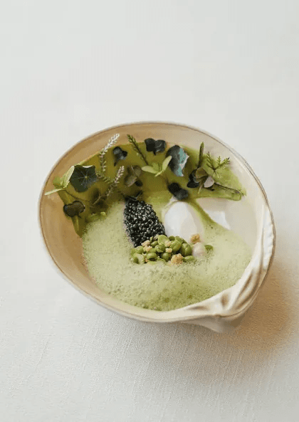 Entrée avec du caviar Rova sur une écume