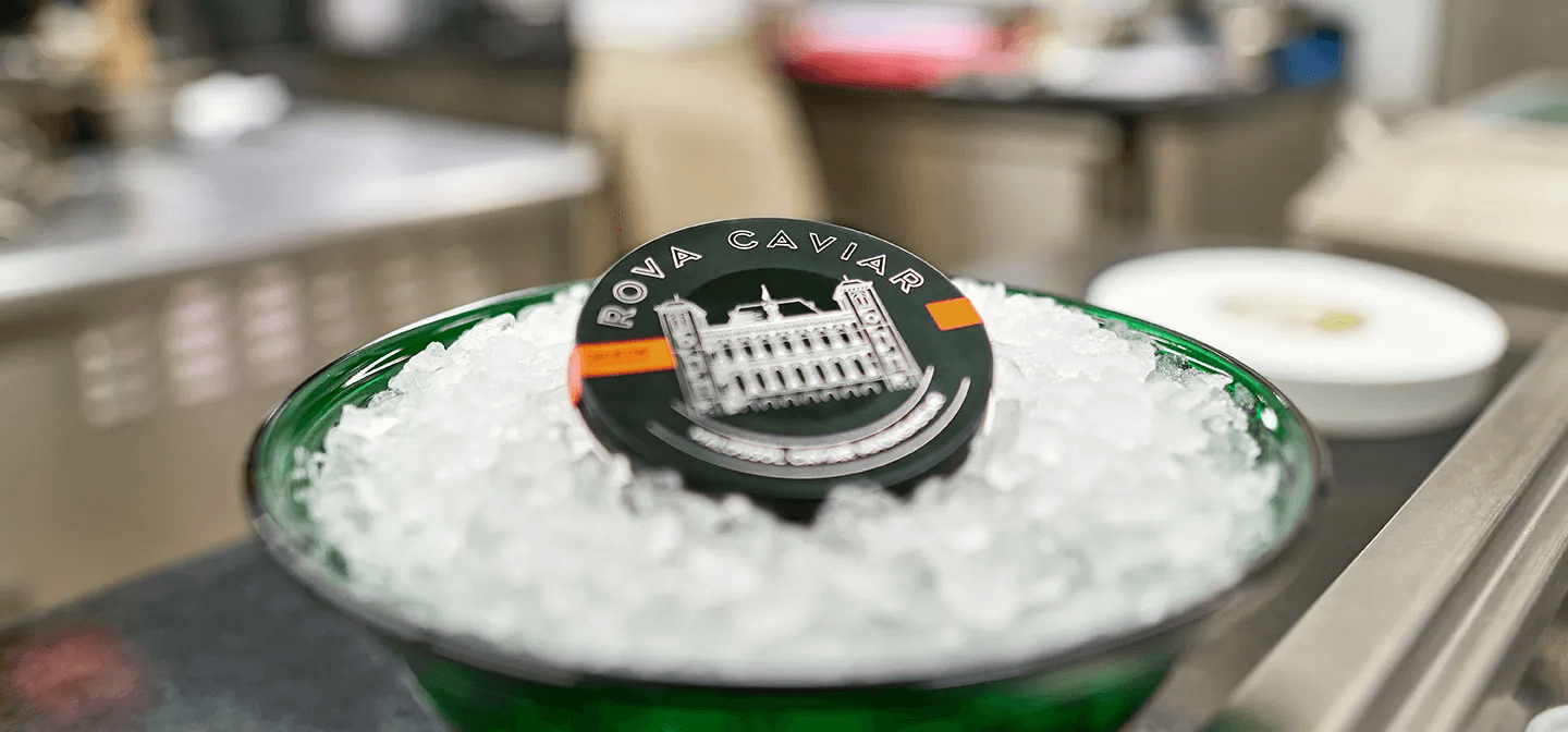 Caviar Rova Osciètre sur lit de glace pilée dans la cuisine du Chef Boris Campanella