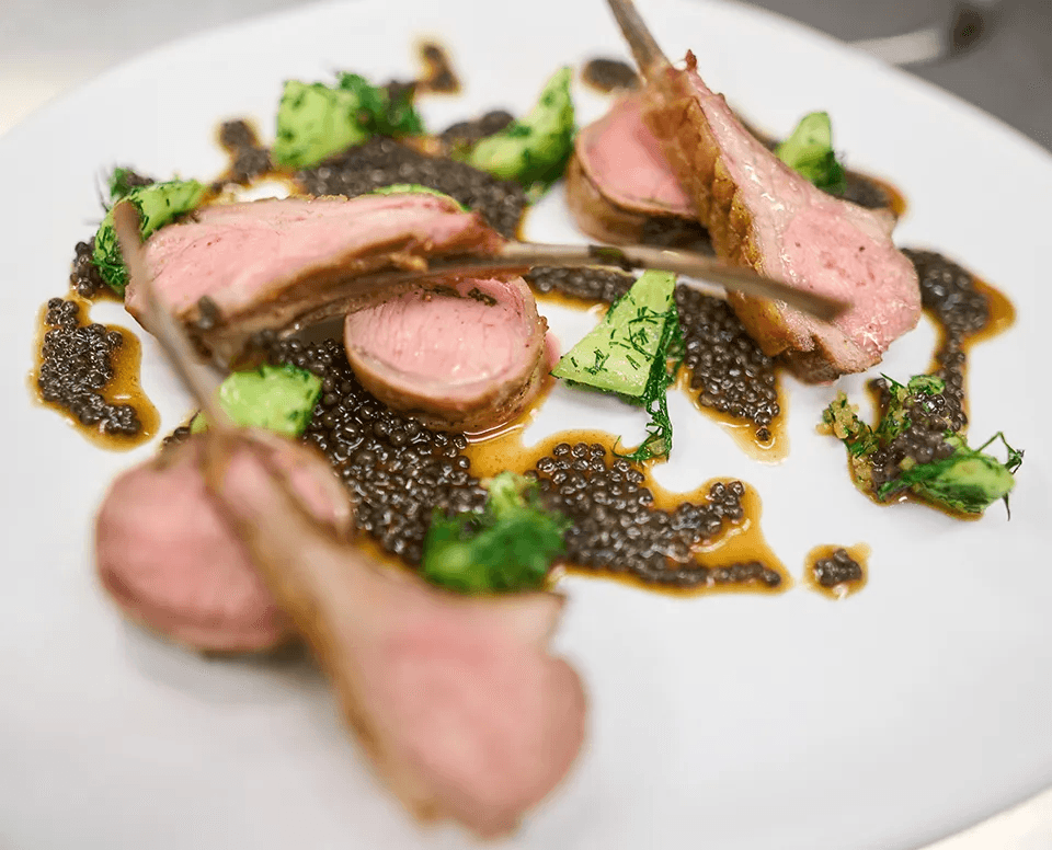 Recette de côtes d'agneau avec une sauce au caviar Rova